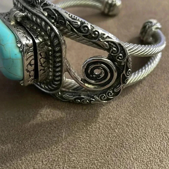 Fashionable pillbox cuff bracelet - Picture 4 of 4